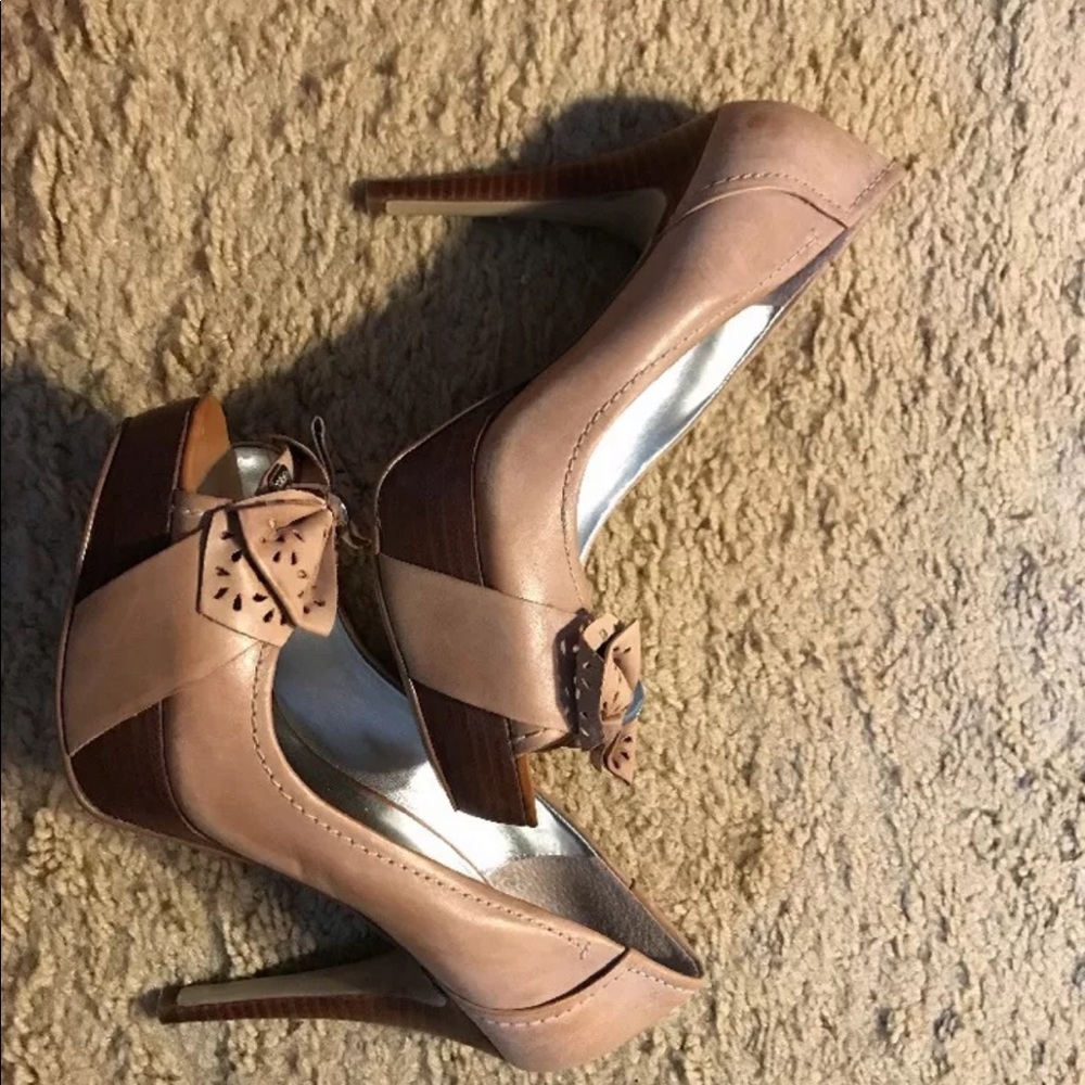 GUESS LEATHER PEEP TOE HEELS…SIZE 8